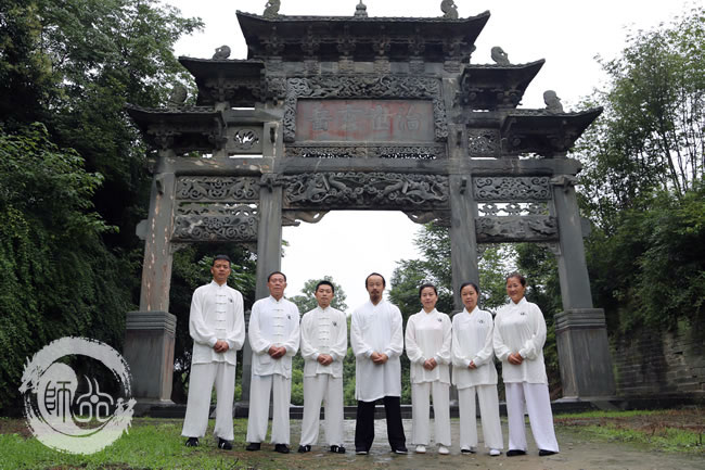 师行公益学员和陈师行道长在玄岳门留影