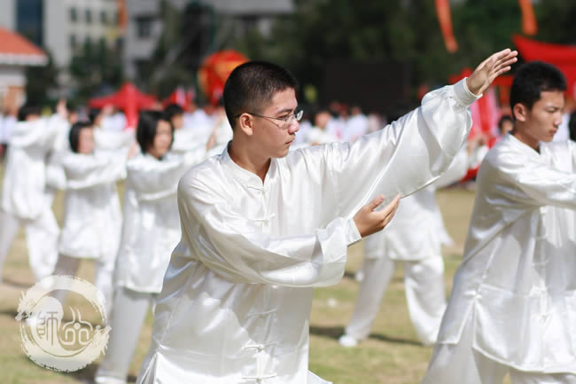 打太极拳要避免“四过”伤身