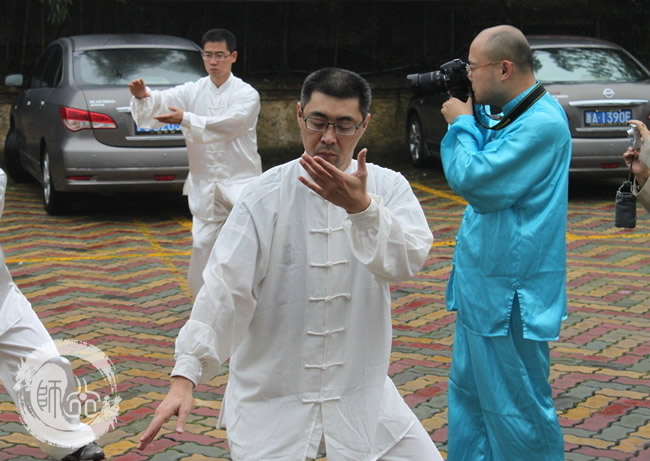 练太极拳讲究心静别分心