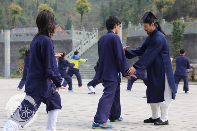 武当太极拳传人陈师行道长现场传授学员 武当太极拳传人陈师行道长现场传授学员