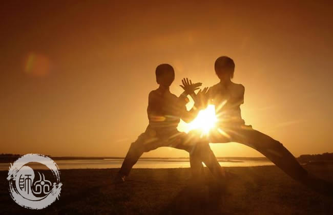 武馆的学员在练武当太极拳