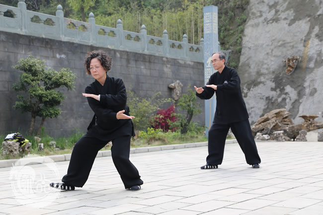 武馆学员练习武当太极拳 武馆学员练习武当太极拳