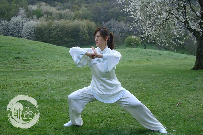 练太极拳穿什么