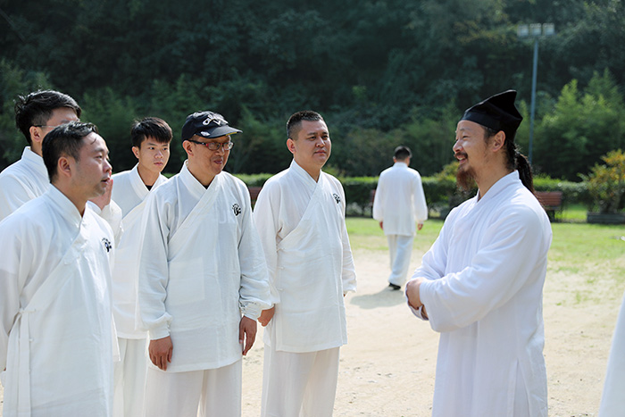 武汉大学总裁国学班来馆学习交流