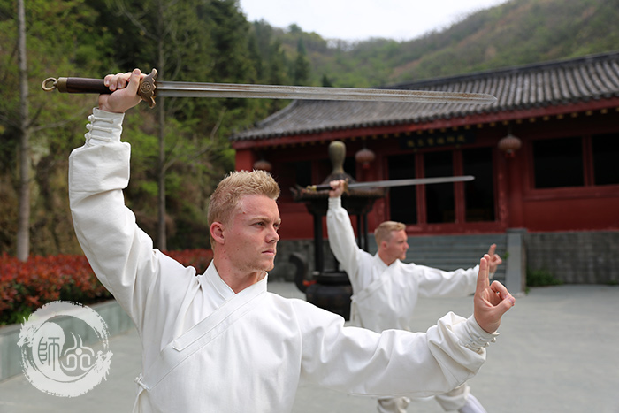 长江日报来师行武馆采访