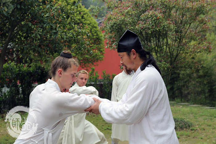 长江日报来师行武馆采访