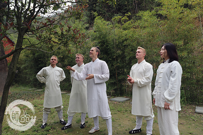 长江日报来师行武馆采访