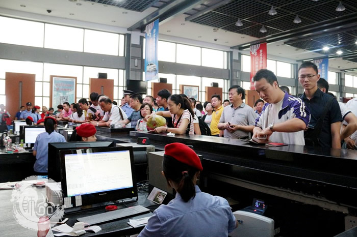 小长假第二日，武当山景区迎战客流高峰