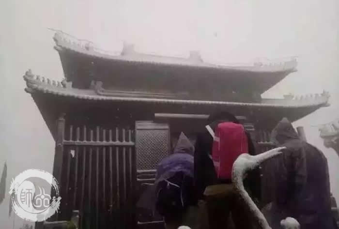 武当山金顶今天落下十堰入冬的第一场雪