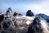 武当山金顶今天落下十堰入冬的第一场雪