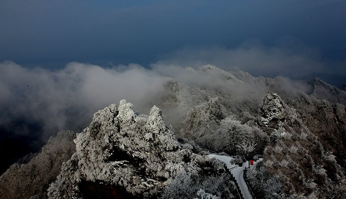 银装素裹话武当 白雪红墙万象新