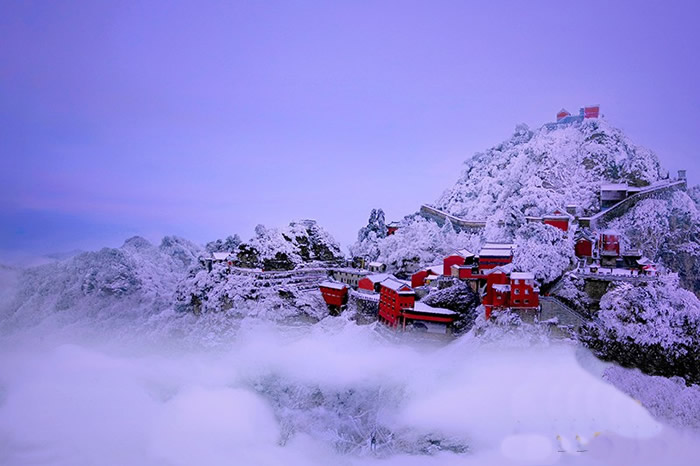 银装素裹话武当 白雪红墙万象新