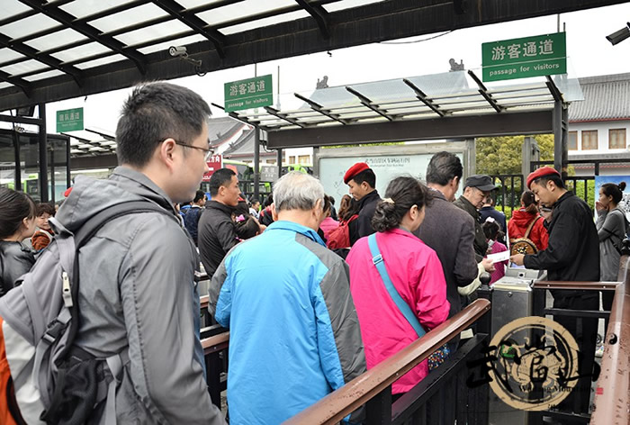 清明小长假次日武当山游客爆棚