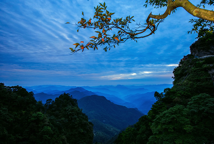 武当山金顶日出 红日从天边映入犹如仙境一般