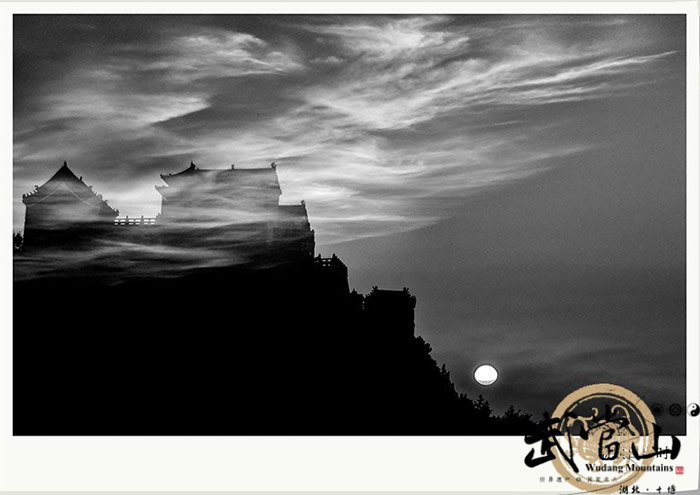 武当山金顶日出 红日从天边映入犹如仙境一般