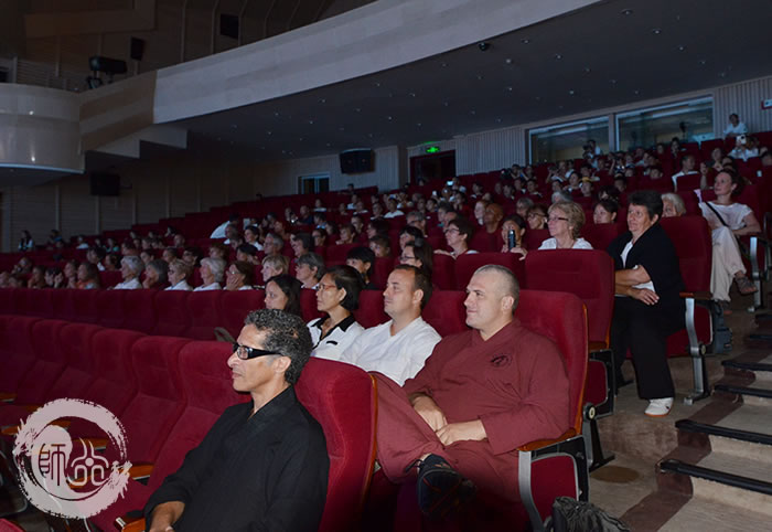 首届太极文化与健身气功武当国际论坛“名家对话”在武当山太极剧场举行