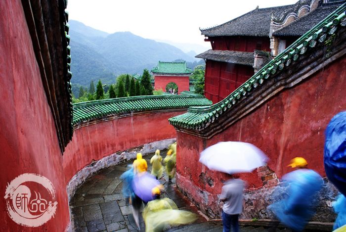 阵阵秋雨 武当山更显俏丽