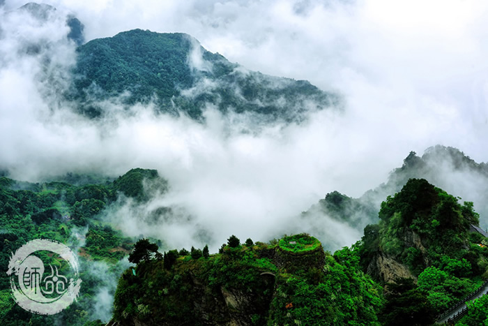 阵阵秋雨 武当山更显俏丽