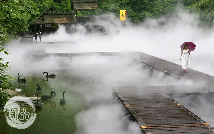 阵阵秋雨 武当山更显俏丽