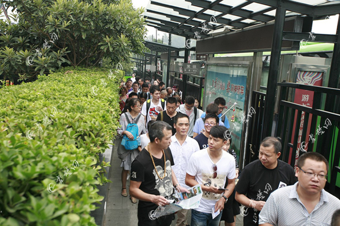 5.53万人中秋游武当