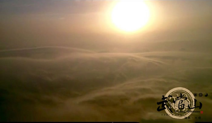 金顶现陆海奔潮奇观 系武当静八景之一