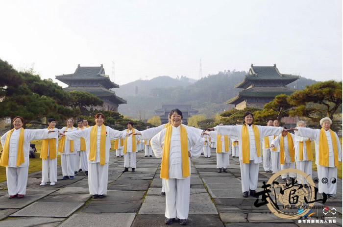 航拍武当山玉虚宫前百名老人“舞”太极