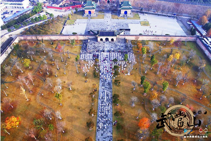 航拍武当山玉虚宫前百名老人“舞”太极