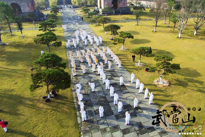 航拍武当山玉虚宫前百名老人“舞”太极