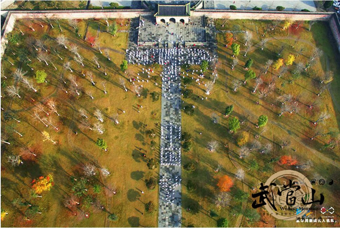 航拍武当山玉虚宫前百名老人“舞”太极