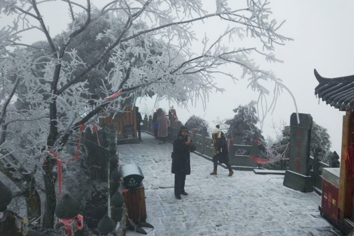 武当雪纷纷 游客观美景