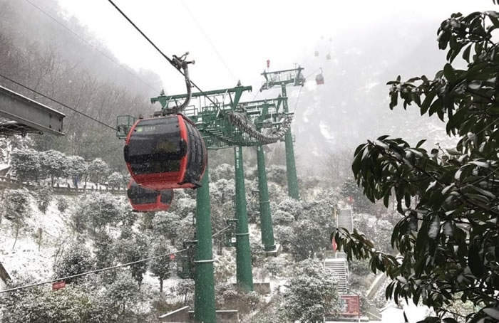 武当雪纷纷 游客观美景