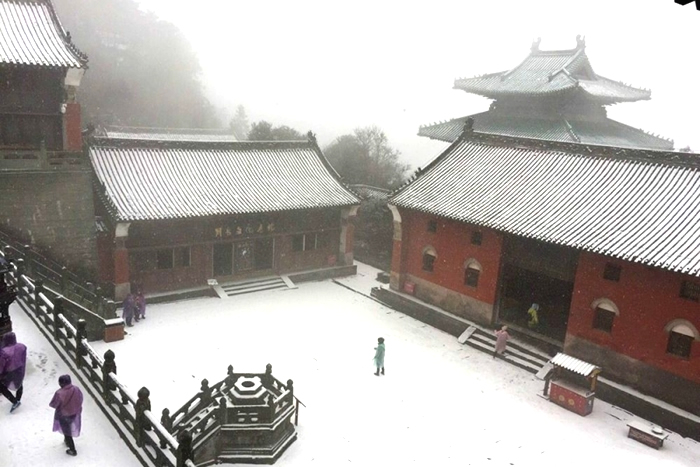 武当雪纷纷 游客观美景