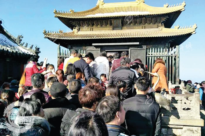 元宵节1.3万人登顶武当山祈福
