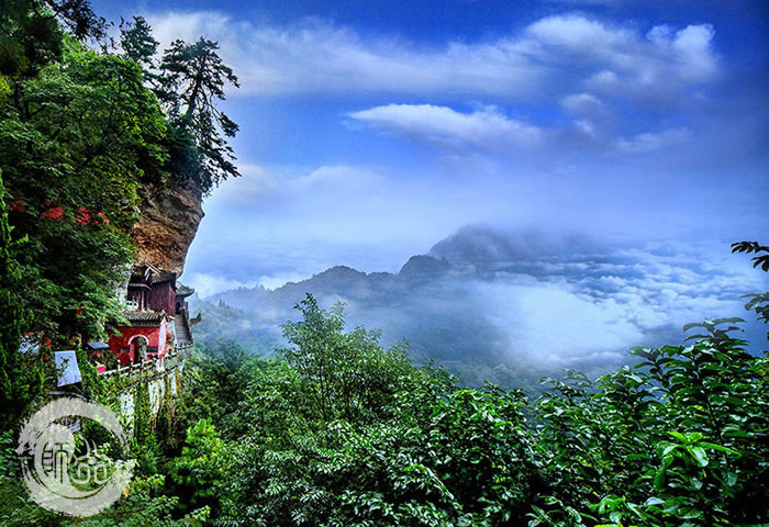 春意盎然游武当 武当山“五一”假期持续火爆