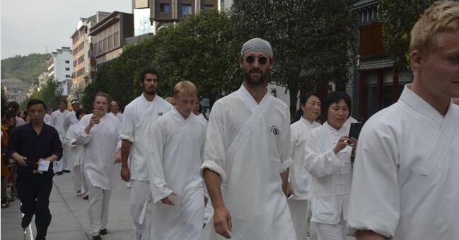 4000多名太极拳爱好者集体表演太极