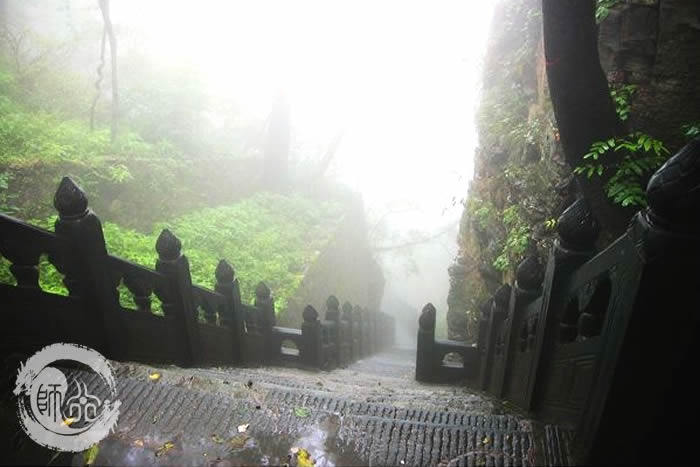 武当诗词欣赏：雨中登武当