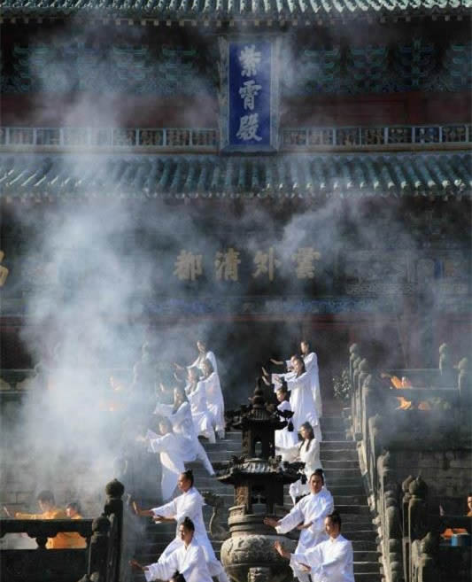 “第一届中国武当山国际健身气功易经筋交流比赛暨首届武当文化产业博览会”将在湖北省武当山举行