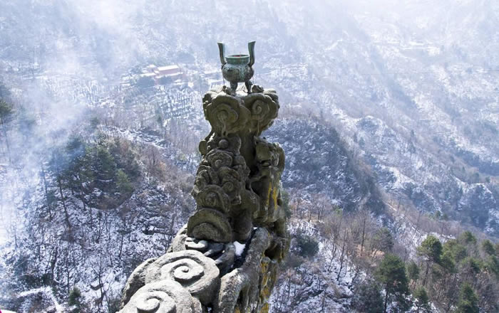 福建百余人香客团队朝拜武当山