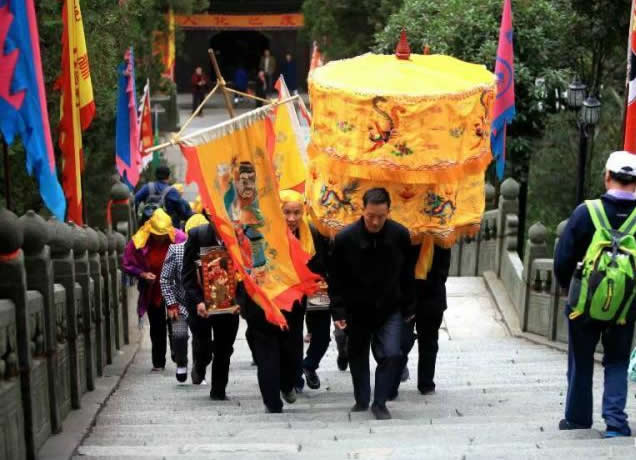 真武圣诞：湖北武当山迎来香客朝圣团