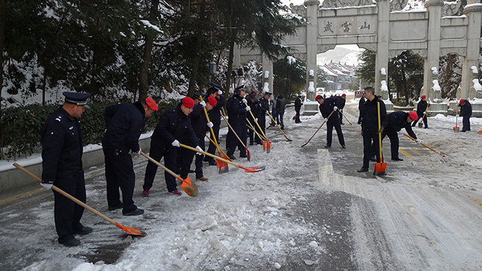 武当上下齐动员除冰扫雪保畅通