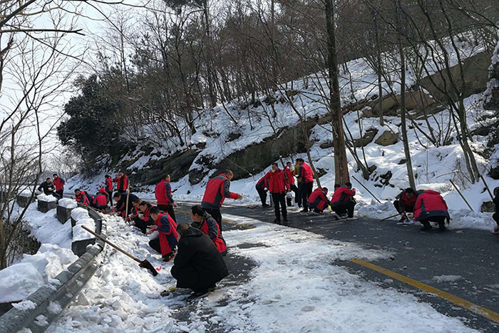 武当上下齐动员除冰扫雪保畅通