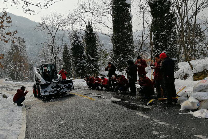 武当上下齐动员除冰扫雪保畅通