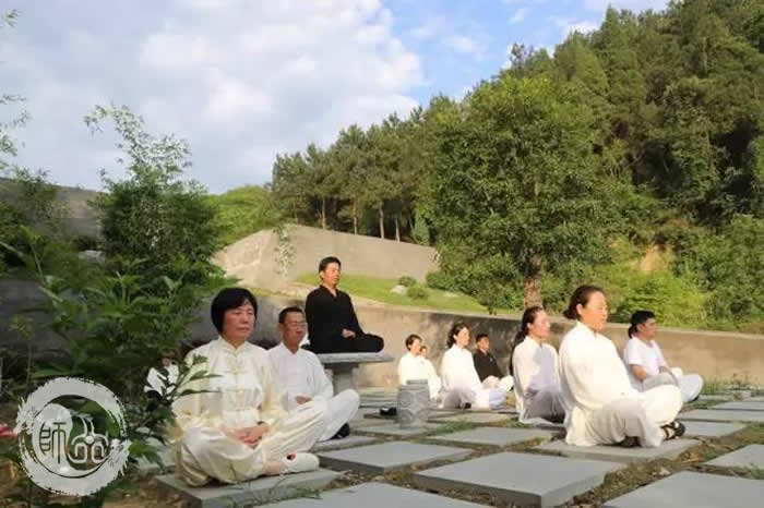 心心相随，共融自然