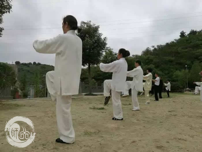 心心相随，共融自然