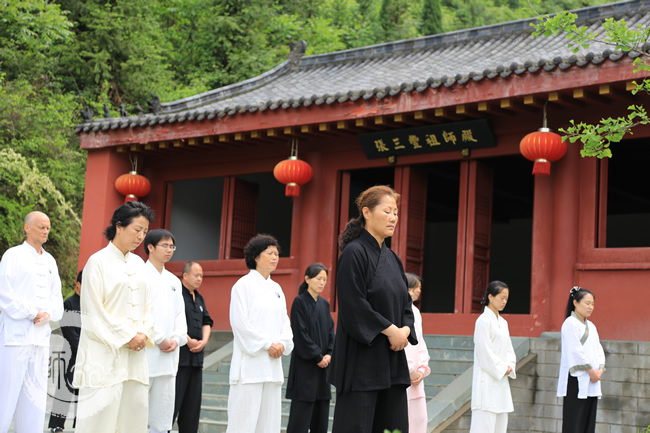 2015年5亲授班学员祖师殿前练功照