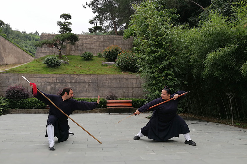 世界人在师行，师行人走世界