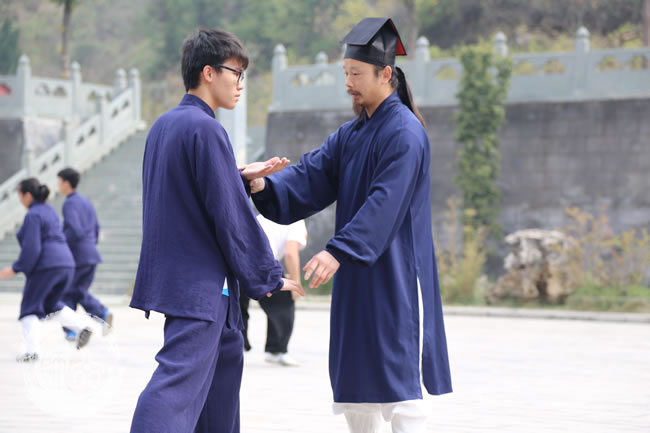 学员们跟随陈师行道长学习武当太极拳 学员们跟随陈师行道长学习武当太极拳
