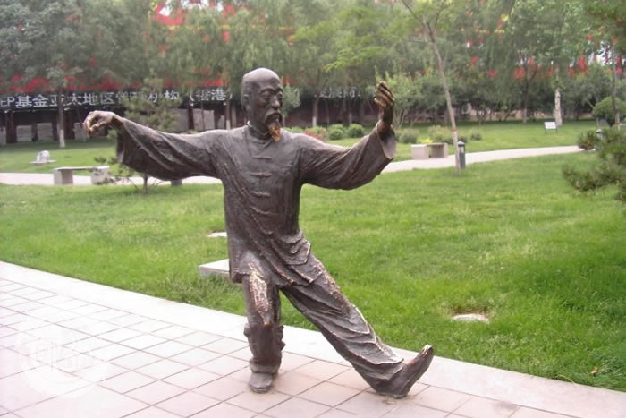 打拳时如何做到脚下生根?