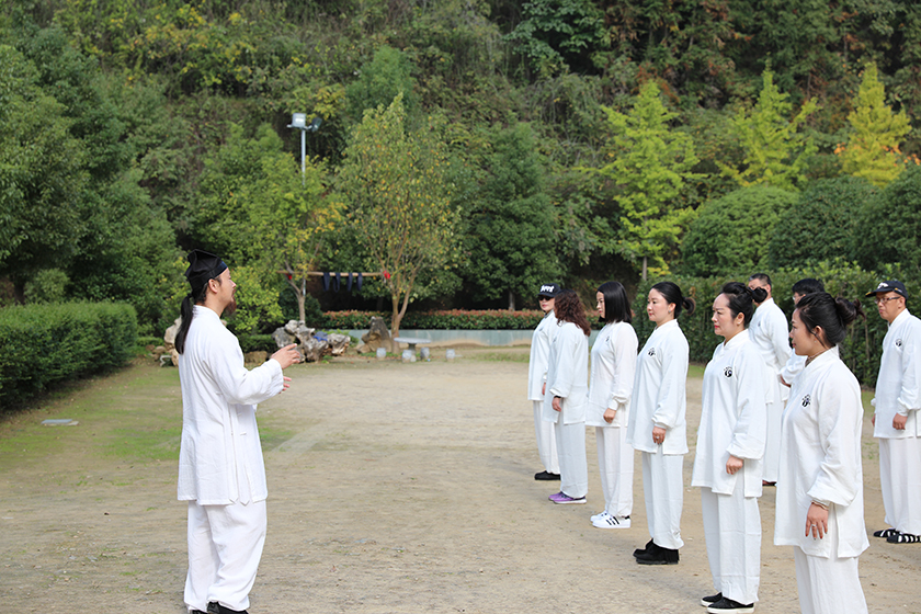 一年春做首，练拳松为先