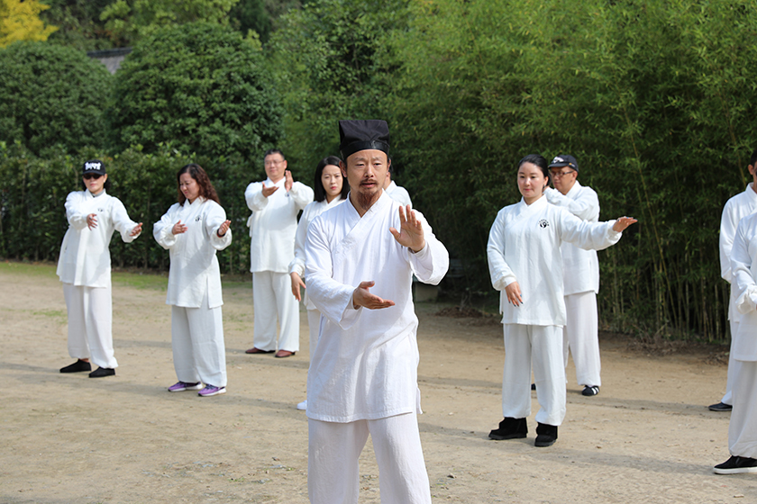 一年春做首，练拳松为先